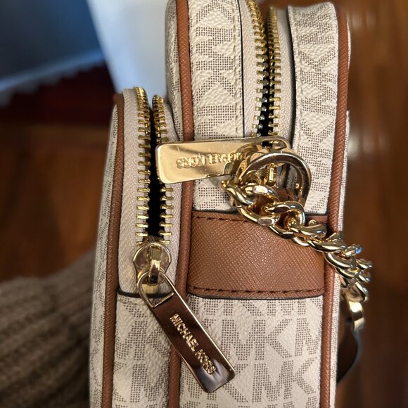 VGUC Michael Kors Jet Set Travel Medium Logo Crossbody Bag in Vanilla Colorway - Picture 4 of 11